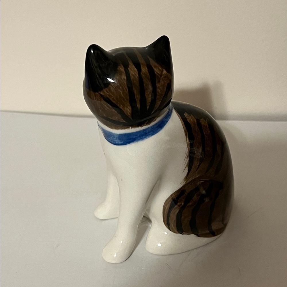 Vintage Ceramic Tabby Cat Figurine with Blue Scarf by N.S. Gustin Hand painted - Picture 4 of 10